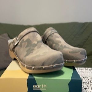 Women’s camo Earth clogs, size 11. NWB.